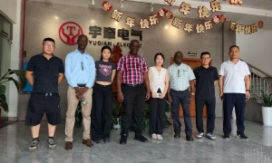 國外客戶蒞臨考察，深入了解后當(dāng)場簽訂湘潭電機(jī)車采購合同