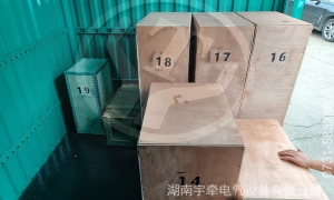 國外客戶采購的湘潭井下電機車配件裝車發(fā)貨